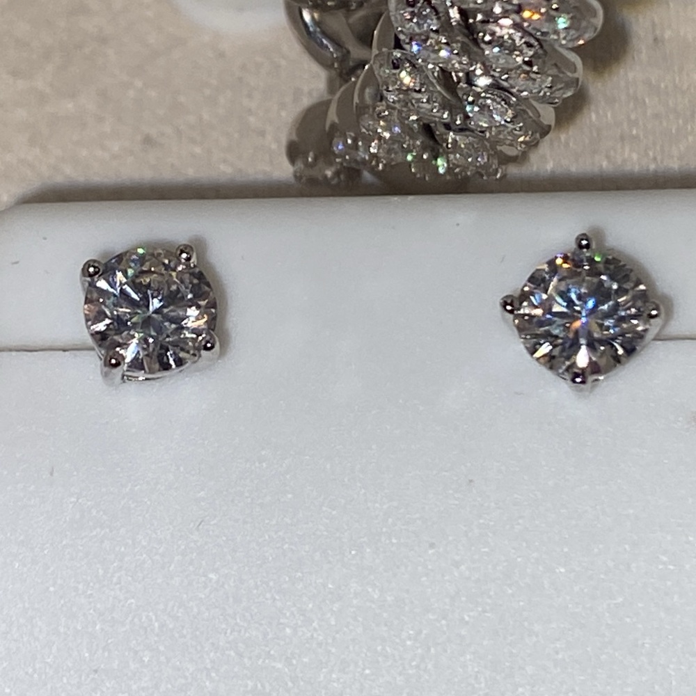 Classic D VVS2 Stud Earrings - Women Jewelry